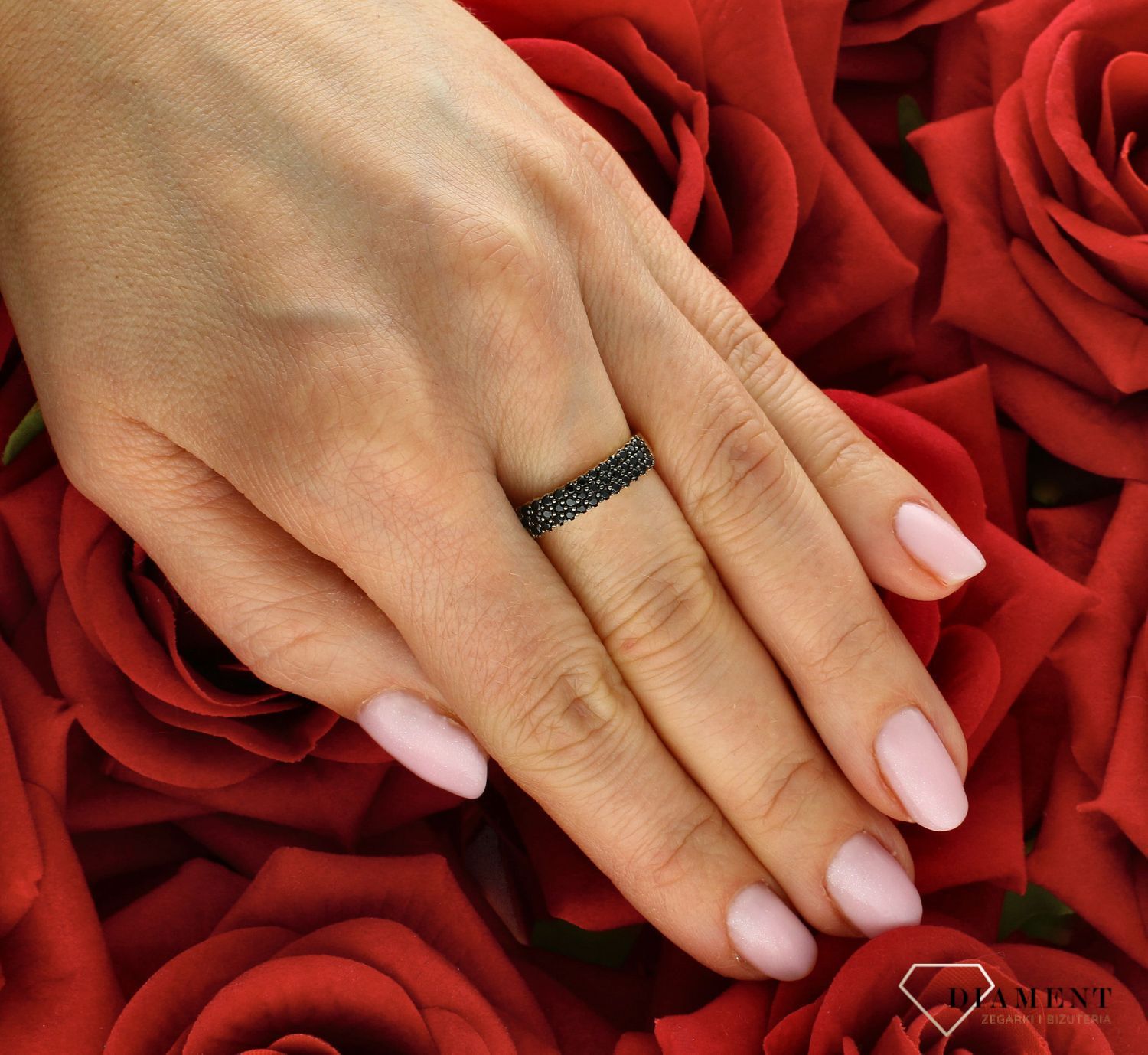 Złoty pierścionek damski 375 z czarnymi cyrkoniami PI 6508A 375. Złoty pierścionek damski. Złoty pierścionek próby 375. Pierścionek złoty z czarnymi cyrkoniami. Złoty pierścionek zaręczynowy. Złoty pierścionek damski na pr.jpg